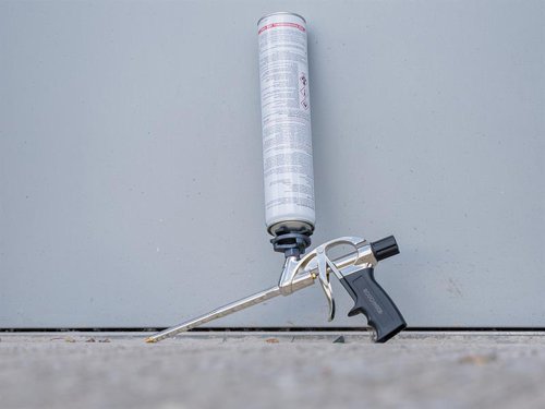 This Roughneck Professional Foam Gun has a large, sturdy metal body with a comfortable soft grip, making it suitable for long working periods. The Foam Gun has a nickel-plated aluminium body, steel trigger, brass barrel and non-return PTFE ball. Its brass needle has a non-stick coating and an aluminium can holder adaptor.Ideal for the following applications:Filling:Gaps in brick, concrete, stone and plaster.Gaps and holes around pipe work and duct work.Spaces around window frames and door frames.Deep joints before applying plaster or sealant.Insulating:Internally for exterior walls.Soffits and barge boards.Supplied complete with:2 x long plastic extension tubes.2 x plastic nozzles.