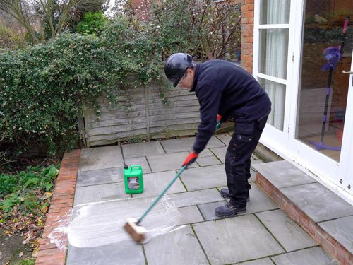 Ronseal Thompson's Advanced Patio & Block Paving Cleaner kills moss, mould and algae on most garden surfaces. Active ingredients lift dirt and grime, reviving and brightening the surface to leave it looking like new.Its enhanced Moss Guard Technology forms an effective protective barrier, preventing moss and mould regrowth for up to 6 months.Coverage: 15-20m² per 5 litre.