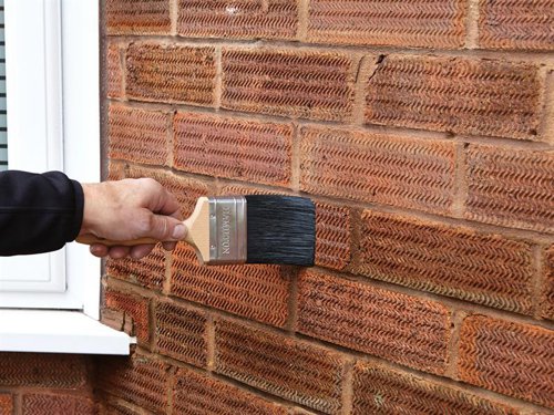 Thompson's One Coat Water Seal uses a unique micro silicone emulsion to stop water penetration. Apply just one coat directly onto damp surfaces to provide long-lasting waterproof protection within hours. Stops damage caused by freeze and thaw. Reduces efflorescence.Suitable for use on brick, concrete, stone and wood.Specification:Coverage: 4m² per litreFlammability: Flash point above 61°CApplication: Brush or RollerDrying Time: 2 Hours Approx.1 x Ronseal Thompson's One Coat Water Seal 5 Litre