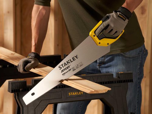 The STANLEY® Jet Cut Fine Handsaw features three cutting edges for faster and smoother cutting. Ideal for finishing cuts in wood and derived: skirting, plywood, melamine, PVC.Fitted with a bi-material handle for increased comfort and control. The handle also features markers for 45° and 90°.1 x Stanley® Jet Cut Fine Handsaw 500mm (20in) 11 TPI