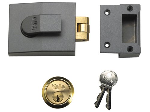 The Yale 81 rollerbolt nightlatch front door lock has a rollerbolt for push/pull action making it ideal to prevent accidental lock out. Ideal for communal or flat entrance doors.It is opened by a key from the outside and a turn handle operation from inside.The 81 rollerbolt nightlatch has a 60mm backset, this is the measurement from the edge of the door to the centre of the keyhole. Locks with a 40mm backset are normally used where there is restricted space, such as on a narrow glass panelled door.10 Year Guarantee.Case Finish: Dark Metallic Grey.Cylinder Finish: Polished Brass.Backset 60mmSupplied with 2 x keysSecurity Rating: Standard.