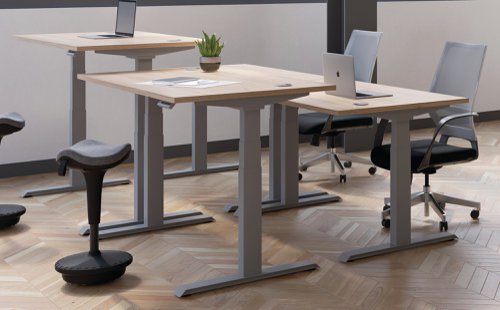 This Jemini Sit/Stand Desk features 3 stage height adjustability with a digital display and 4 pre-set buttons for an easy transition between sitting and standing. The 25mm thick desktop is mounted on sturdy cantilever legs and features dual cable management ports. This desk measures 1200x800x630-1290mm and comes with silver legs.