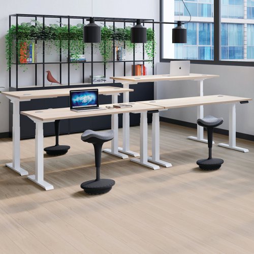 This Jemini Sit/Stand Desk features 3 stage height adjustability with a digital display and 4 pre-set buttons for an easy transition between sitting and standing. The 25mm thick desktop is mounted on sturdy cantilever legs and features dual cable management ports. This desk measures 1400x800x630-1290mm and comes with silver legs.