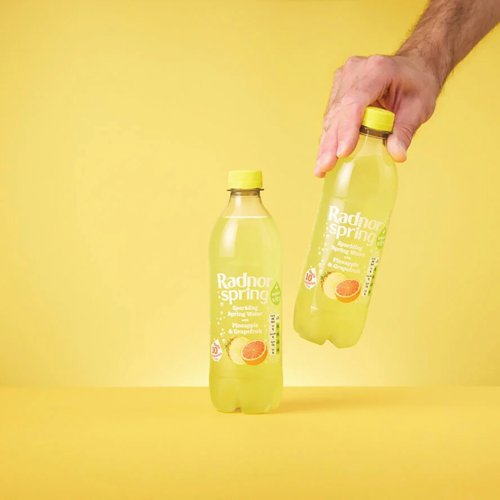 RAD01115 | Radnor Spring Sparkling Spring Water offers a refreshing flavour to quench thirst, combat body fatigue and help maintain a healthy diet. Providing added B vitamins and with only 12 calories and no added sugar, this drink is perfect for a quick pick-me-up.