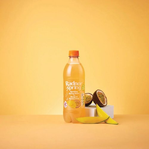 RAD01121 | Radnor Spring Sparkling Spring Water offers a refreshing flavour to quench thirst, combat body fatigue and help maintain a healthy diet. Providing added B vitamins and with only 12 calories and no added sugar, this drink is perfect for a quick pick-me-up.