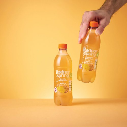 RAD01121 | Radnor Spring Sparkling Spring Water offers a refreshing flavour to quench thirst, combat body fatigue and help maintain a healthy diet. Providing added B vitamins and with only 12 calories and no added sugar, this drink is perfect for a quick pick-me-up.