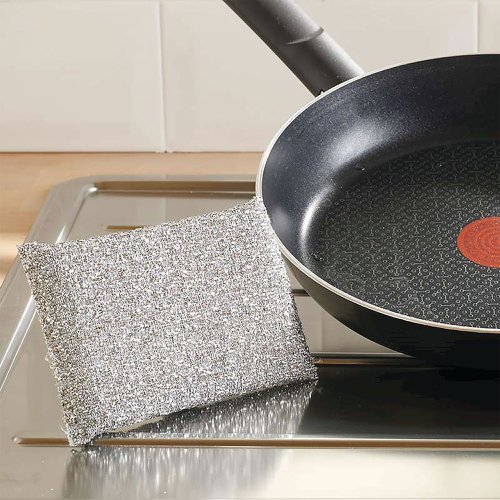 Spontex Brilliant Scourer is powerful, non-scratch and easy to rinse. It efficiently removes stubborn burnt on stains from pots and pans without scratching. It is also recommended by Tefal, the experts in non stick, to clean delicate surfaces without damaging them. Scourer pad size: 130 x 85mm. This scourer has a special surface made with supple fibres and coated with aluminium that is easy to rinse. Spontex Brilliant Scourer can be washed and reused multiple times. When it is no longer fit for its intended use why not find it a new purpose like cleaning bins. This packaging is 100% recyclable, so pop it in your recycling bin. This scourer is super flexible and will get into every nook and cranny. For best results, use wet with your usual detergent or paste. Single pad supplied.