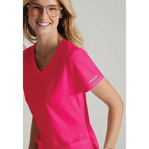WIS17247 | The SK101 is a premium scrub top designed to offer comfort and durability in equal share. The top comes with a fresh modern fit and has been made with 7 recycled bottles in every top, making this a great option for the eco-conscious. Available in 12 coordinating colours which can be mixed and matched throughout the Skechers scrub range.