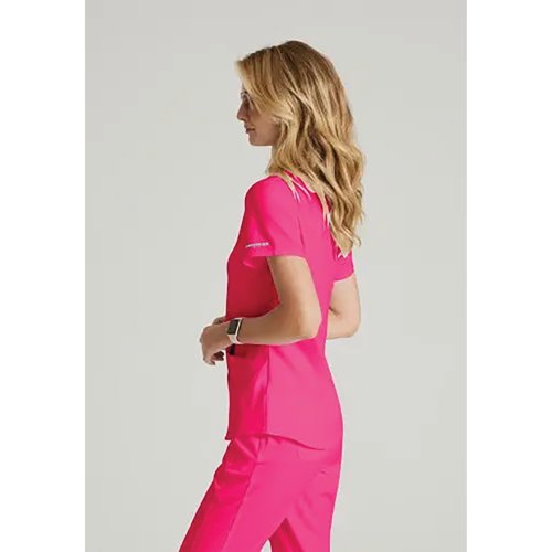 WIS17248 | The SK101 is a premium scrub top designed to offer comfort and durability in equal share. The top comes with a fresh modern fit and has been made with 7 recycled bottles in every top, making this a great option for the eco-conscious. Available in 12 coordinating colours which can be mixed and matched throughout the Skechers scrub range.