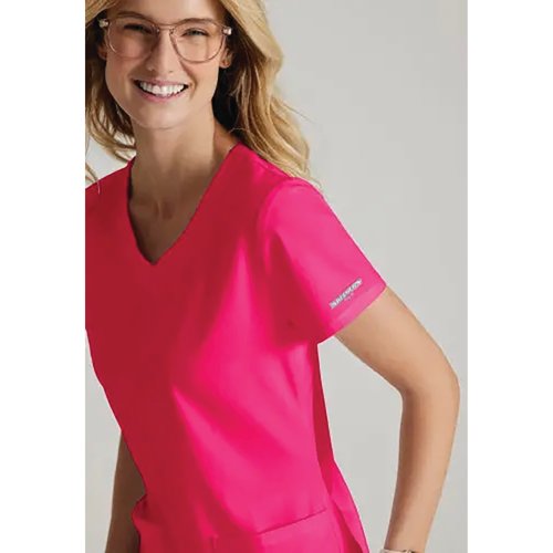 WIS17248 | The SK101 is a premium scrub top designed to offer comfort and durability in equal share. The top comes with a fresh modern fit and has been made with 7 recycled bottles in every top, making this a great option for the eco-conscious. Available in 12 coordinating colours which can be mixed and matched throughout the Skechers scrub range.