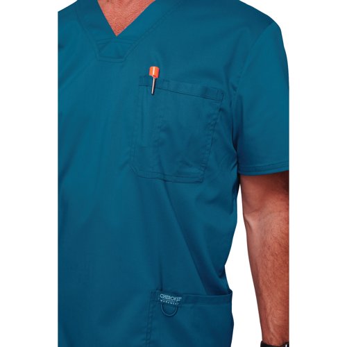 WIS29134 | A classic fit V neck scrub top from the Cherokee Revolution range. This is a classic fit scrub top in sizes XXS-3XL to suit all body shapes and sizes. This top is designed with comfort and practicality in mind, with 3 pockets, a bungee loop and side vents.