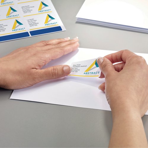 With these easy to use Ultragrip labels, you can address envelopes one after another in no time at all. Avery's patented, QuickPEEL system, simply divides the labels along the perforation lines to expose the edges, peel and stick to your envelope. Perfect for envelopes, they are fully compatible with your laser printer and guarantee a jam free print for instant, professional labelling. These eco-friendly labels can be fully recycled and are made using environmentally sound materials. This pack contains 500 sheets with 18 labels per sheet (9000 labels in total).