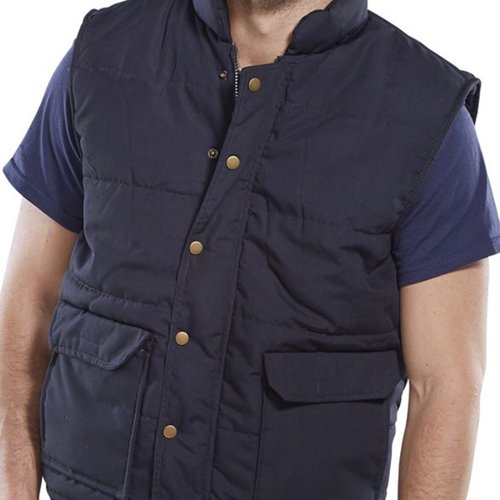 This polycotton quilted bodywarmer has an attractive check cotton flannel lining and an inside pocket to keep personal belongings secure. It features a zip and press stud closure, stand up colla, elasticated armholes and two patch pockets with hook and loop fastening and side access. Machine washable at 30 degrees.