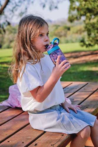 The Contigo Autospout children's drinks bottle features a flip straw which is opened by pressing a button. Ideal for use in sporting activities for children, this sports bottle has a capacity of 420ml, for keeping the user hydrated. Made from BPA-free plastic, this easy to clean bottle is dishwasher-proof and 100% leak-proof when in closed position. Supplied in purple with imagery of mermaids.