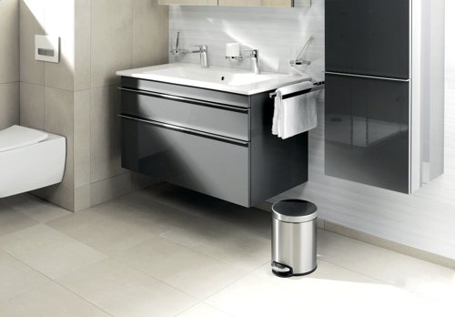 This practical and stylish 5 litre bin has a pedal operation for hygienic hands-free use. Perfect for use in the office, warehouse or at home. The bin is made of stainless steel with a fingerprint proof coating. This bin also comes with a removable inner container and integrated handle for easy cleaning and disposing of waste. A waste bag can be inserted and held in place using the rubber ring. The lid is easy to open thanks to the foot pedal and has a silent closing hinge built in. The bin has a plastic anti-slip base to provide stability and to protect against corrosion.