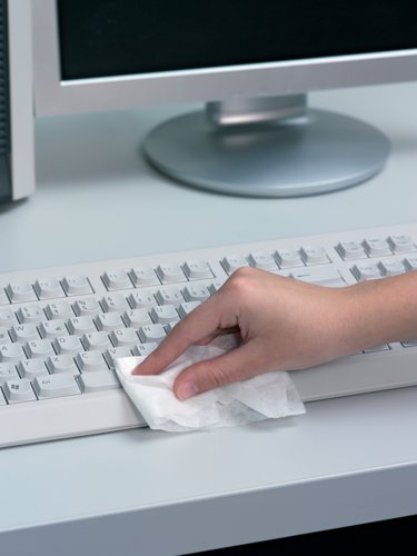 DB50344 | Durable Superclean are moist low-lint wipes pre-saturated in alcohol-free cleaning fluid. Perfect for cleaning computer cases, printers, etc. The wipes are anti-static so will not cause damage to electrical devices. As they are individually packed, they will not quickly dry out.