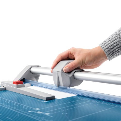 This Dahle Professional Rolling Trimmer features ground, self-sharpening blades that cut in either direction. Ideal for heavy duty use, the cutting blades are fully enclosed in a plastic housing for safety. The trimmer also features printed guidelines for accuracy. This A3 trimmer has a cutting length of 508mm and a capacity of up to 20 sheets.