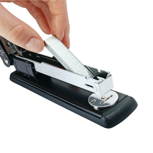 This metal Rapesco Marlin Full Strip Stapler features a simple top loading mechanism, durable ABS top cap and full rubber base for stability. This durable stapler is backed by a 15 year guarantee and can staple up to 25 sheets of 80gsm paper.