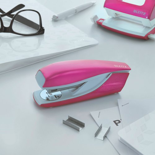 Metal stapler in striking WOW colours that let your personality shine through. For everyday use. Robust and reliable with the capacity to staple up to 30 sheets of 80gsm paper. Patented Direct Impact Technology and Leitz Power Performance staples P3 (24/6, 26/6) ensure perfect stapling every time. With a handy integrated staple remover. Pink metallic. Buy any 3 WOW products and claim a free Leitz Cosy Footrest.
