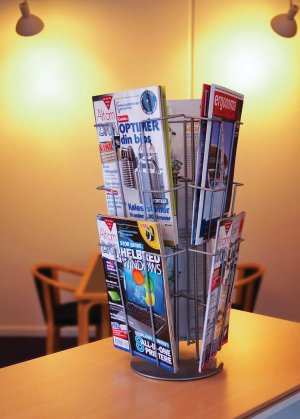 Perfect for use on reception desks, tills and desks, this Twinco Table Stand has a revolving design with 9 compartments for displaying leaflets, brochures and magazines in easy view of the customer.