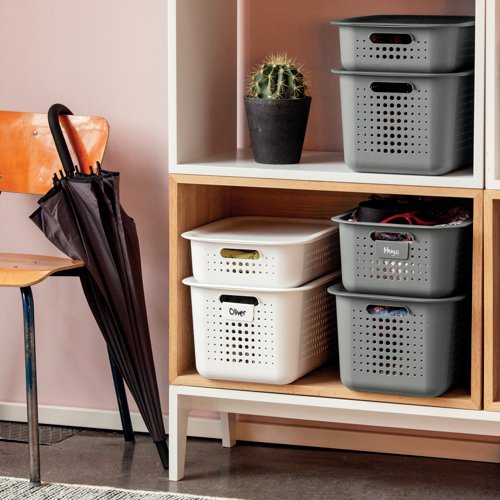 OT08522 | SmartStore Basket Recycled 15 is made from recycled plastic that is lightweight, durable and suited for both dry and wet surfaces. The basket fits perfectly in any room to store with a Scandinavian touch. This medium size basket has room for various office items.