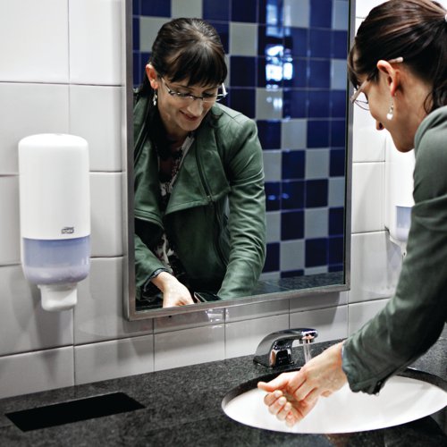 SCA55031 | For use with Tork Liquid Soap 1 litre refills, the Elevation Liquid Soap Dispenser is modern, functional and seamless, providing dosage controlled hand washing and sanitising. Suitable for consistent use and demanding environments, the refills are easily loaded and designed for long lasting use. Supplied in high gloss white.