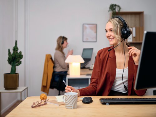 The Trust Ozo Over Ear Wired Headset is a comfortable headset that supports you throughout the day. With soft, over-ear pads and an adjustable headband, the Ozo stays comfortable even after long meetings. And thanks to the large 40mm drivers and flexible microphone, you will hear your colleagues just as clear as they will hear you. Equipped with a 2m long USB cable which allows for freedom of movement. There is even an inline remote integrated in the cable, so you can easily adjust the volume or the microphone.