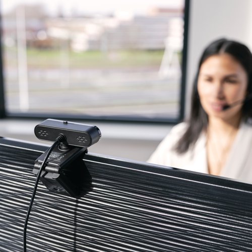 The Trust TW-250 webcam is designed to deliver pixel-clear video and disturbance-free audio. Two integrated microphones pick up the speaker's voice clearly and allow you to take meetings in QHD resolution (2560x1440) at 30 frames per second. The webcam also supports 720p HD and 1080p Full HD resolutions, ensuring compatibility with any device. With a wide-angle glass lens, the TW-250 is well suited to having group meetings. The 80-degree angle covers a wider area than a standard lens, so more than one person can fit in the video frame without moving or adjusting the camera position. A universal stand means the camara can easily be attached to your monitor or placed on your desk.